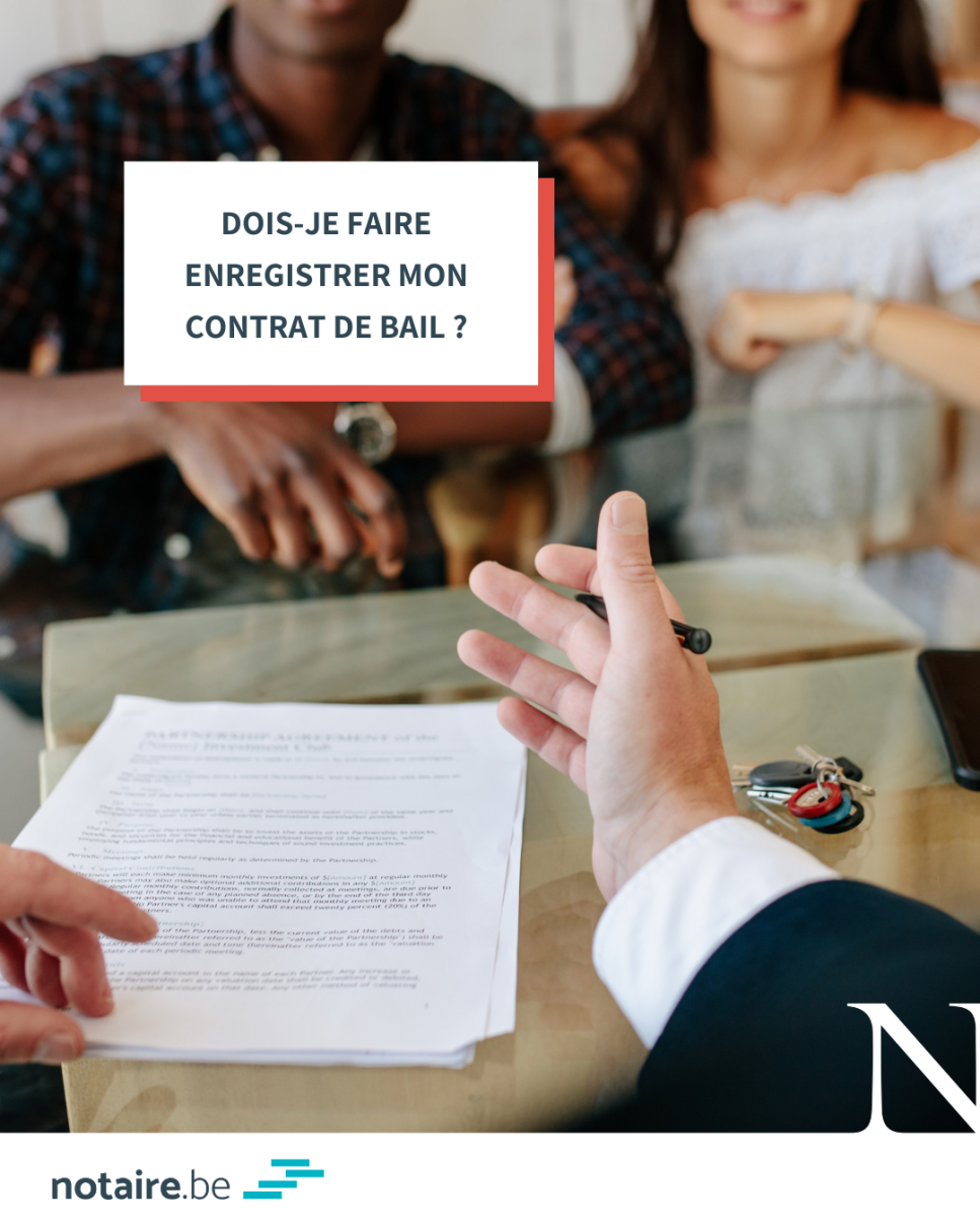 Un couple se rend chez leur notaire pour signer un contrat de location (contrat de bail).